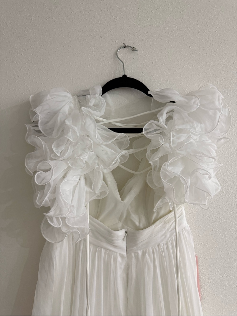Elegant White Maxi Dress with Floral Shoulder Detail - Picture 6 of 7
